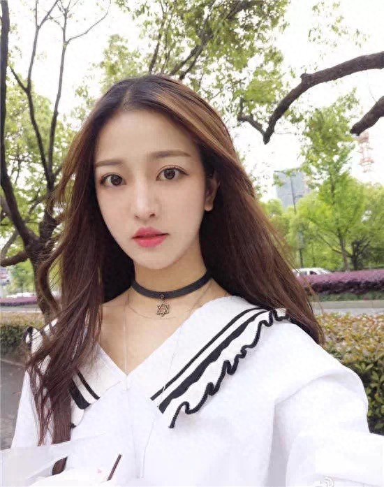 成都理工大学超美校花，低调又谦虚，大大的瞳孔，真女神