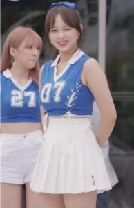 ​程潇穿8cm短裙热舞！蹲下的一刻肥肉抢镜，终于明白男生的审美