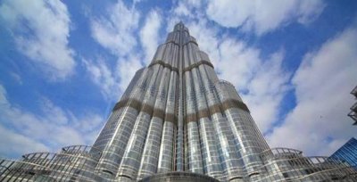 ​中国第一高楼，高达729米，比上海中心大厦高100米，仅次于迪拜塔