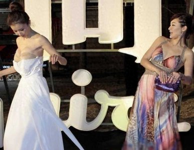 ​女星红毯尴尬瞬间：肩带滑落、裙下走光，12大尴尬场面曝光