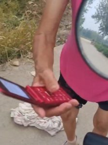 ​江苏90后女生出游20天，全村老人手机要“瘫痪”，当事人：我是他们心里的全能