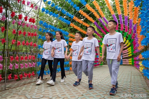 河南五胞胎今年十二岁，家庭月收入3千元，孩子父母说再累也幸福