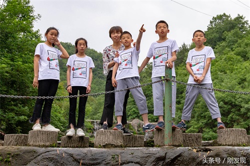 河南五胞胎今年十二岁，家庭月收入3千元，孩子父母说再累也幸福