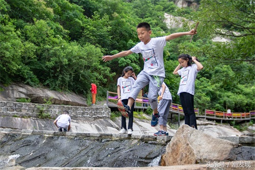 河南五胞胎今年十二岁，家庭月收入3千元，孩子父母说再累也幸福
