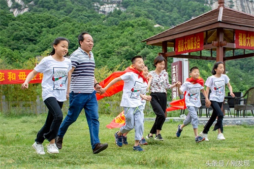 河南五胞胎今年十二岁，家庭月收入3千元，孩子父母说再累也幸福
