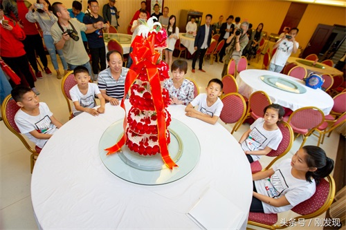 河南五胞胎今年十二岁，家庭月收入3千元，孩子父母说再累也幸福