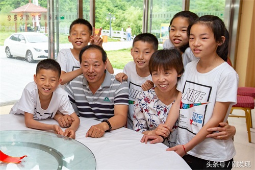 河南五胞胎今年十二岁，家庭月收入3千元，孩子父母说再累也幸福