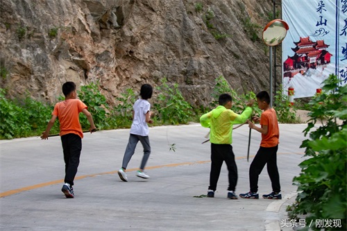 河南五胞胎今年十二岁，家庭月收入3千元，孩子父母说再累也幸福