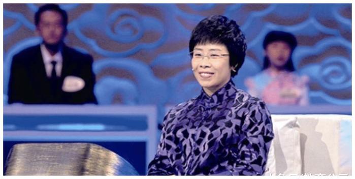 她是百家讲坛最年轻的讲师，被称为网红教授，如今44岁仍未成家