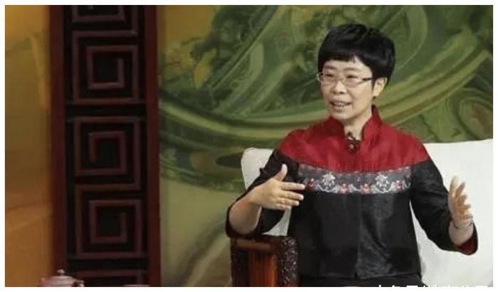 她是百家讲坛最年轻的讲师，被称为网红教授，如今44岁仍未成家