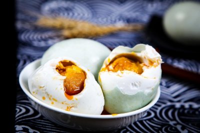 ​腌咸鸭蛋，学会这个简单方法，7天就能吃，个个起沙流油