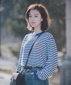 ​轻熟女生的知性短发发型：蓬松侧分减龄，水波纹优雅，外扣更妩媚