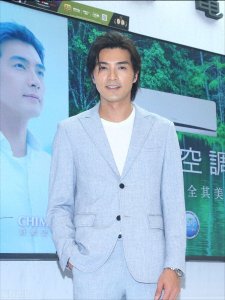 ​娱乐圈又有大瓜！知名演员贺军翔被曝装醉舌吻女生，引发网友热议