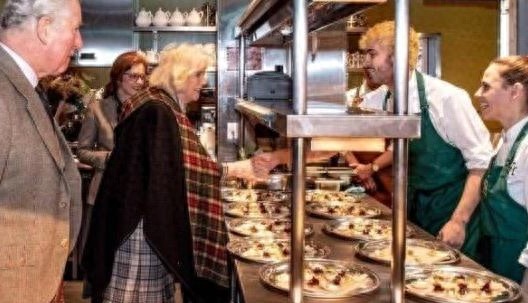 查尔斯卡米拉同穿情侣装，离婚传闻不攻自破？这些照片说明一切