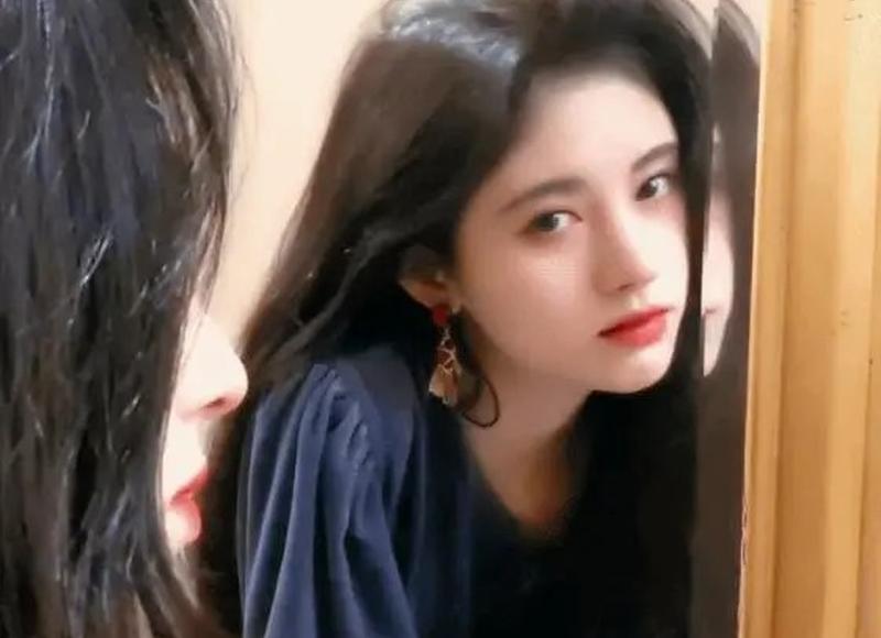 广西一户人家办酒请来歌舞表演，年轻人看后沉默了：新郎品味独特