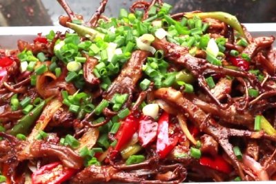 ​这样烹饪出的鸭舌麻辣鲜香、爽脆可口，也只有这样才配它的身价