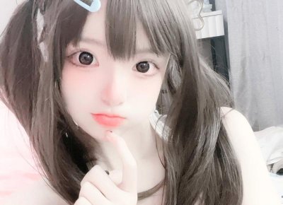 ​女子要外出打工，丈夫拿一袋水果相送，孩子含泪抱着她不肯松手