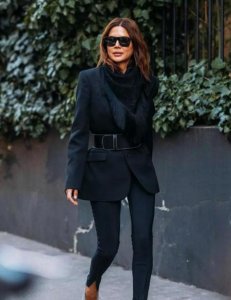 ​皮肤黑的人穿什么好看图片(皮肤黑穿什么颜色的衣服好看)