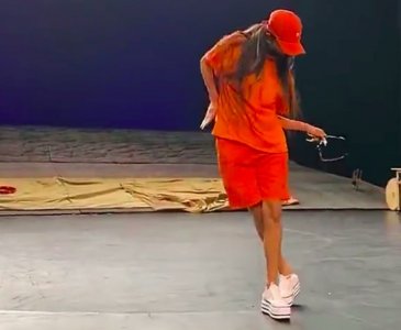 ​61岁杨丽萍热舞，身材纤细发量惊人，网友：这是21岁的状态吧