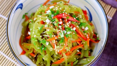 ​凉拌莴笋的家常做法，翠绿爽口开胃下饭，刮油解腻真不错