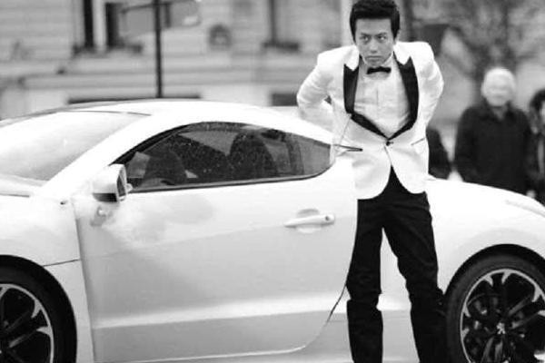 邓超去考驾照，全程一脸淡定！网友：这是要为学霸正名吗？