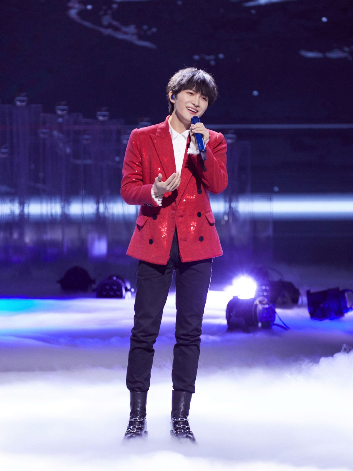 周深身高有多高，小个子不适合穿西装？看到周深的造型，你会改变看法