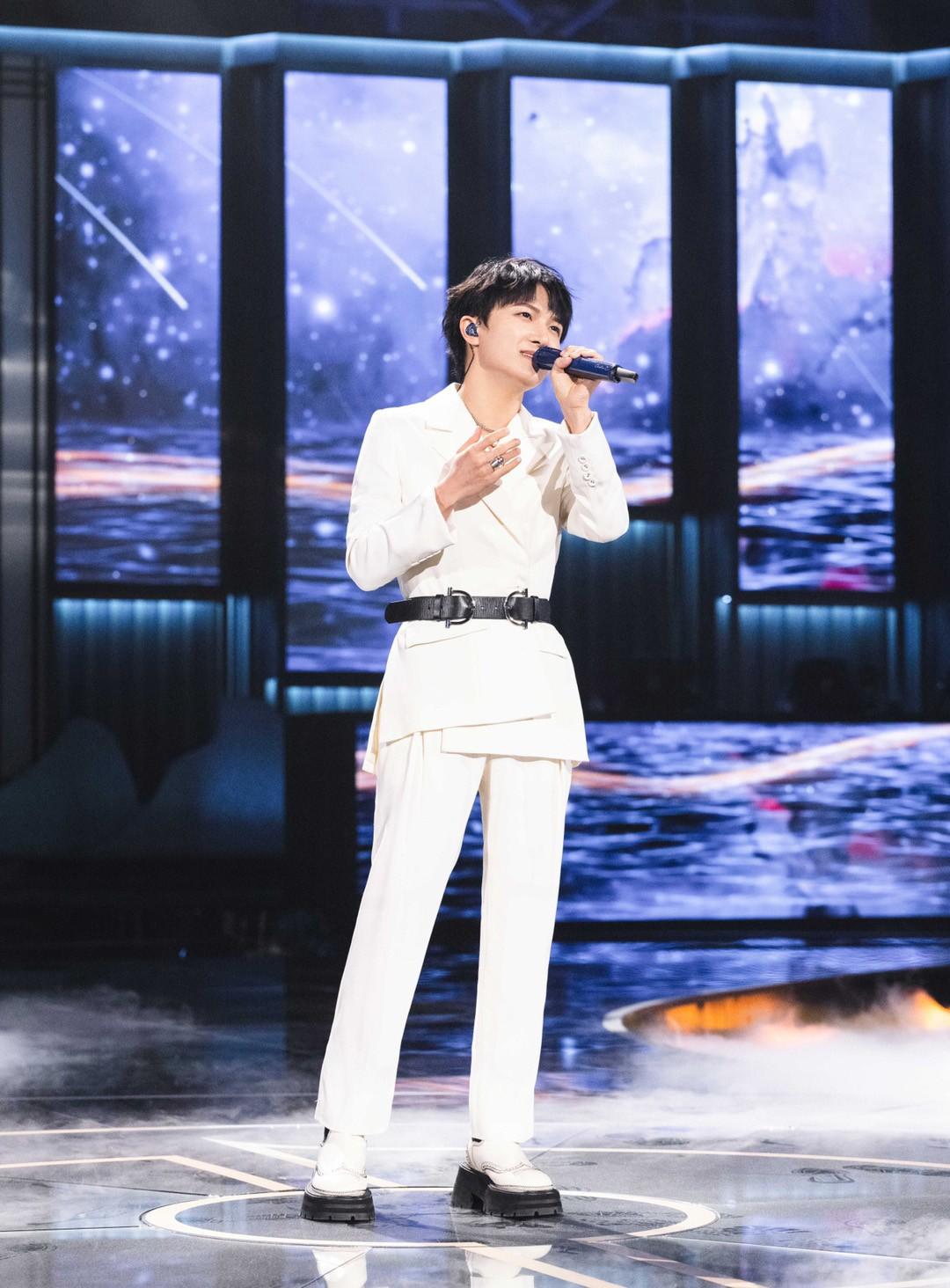 周深身高有多高，小个子不适合穿西装？看到周深的造型，你会改变看法