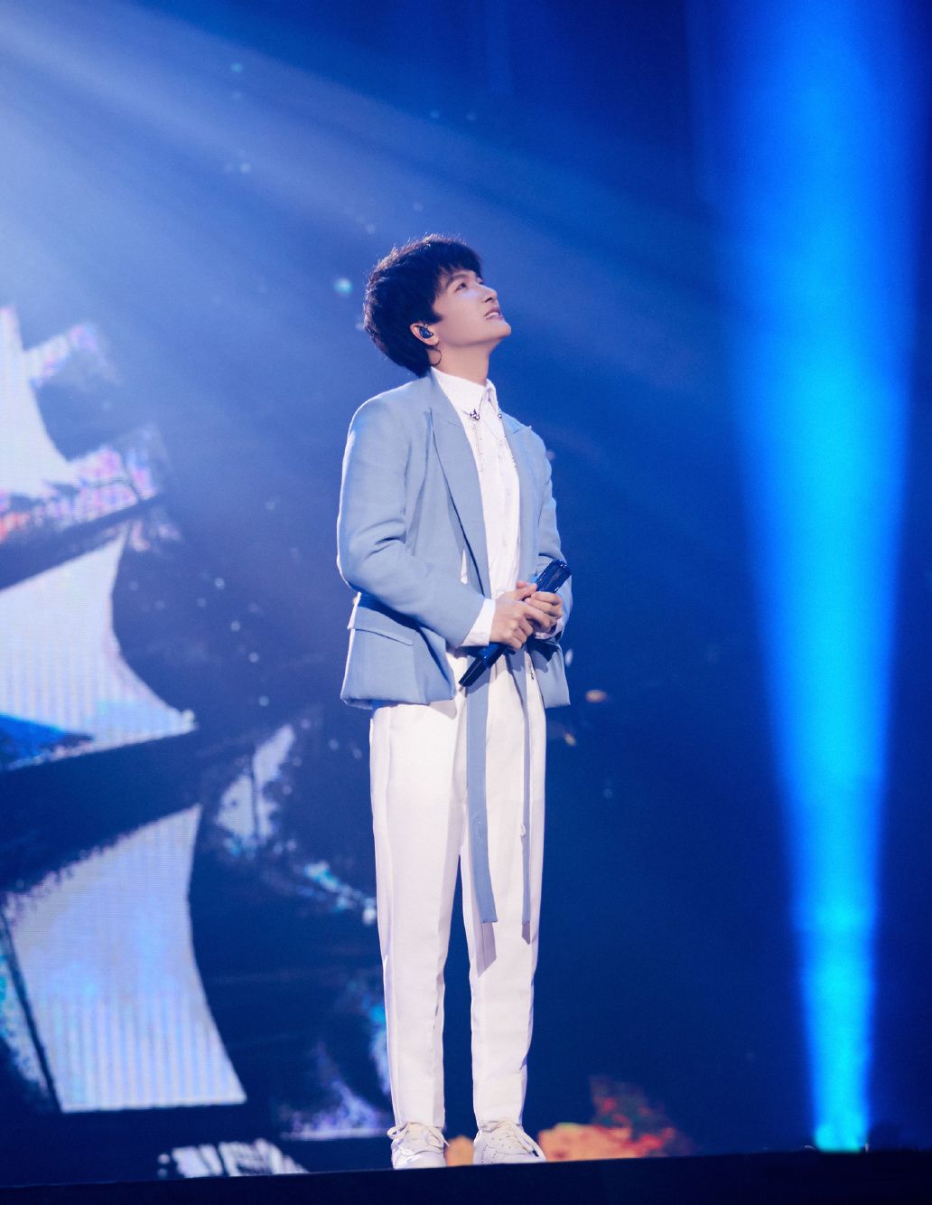 周深身高有多高，小个子不适合穿西装？看到周深的造型，你会改变看法