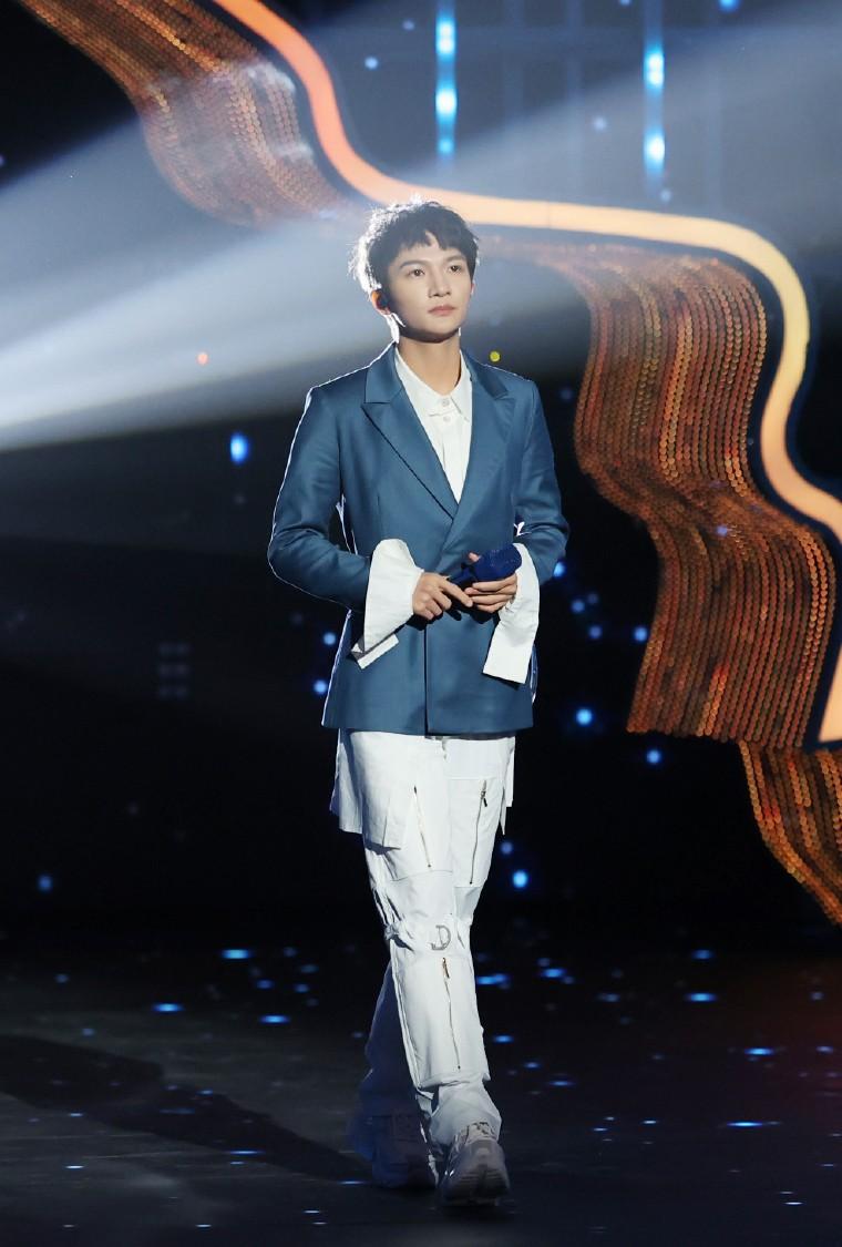 周深身高有多高，小个子不适合穿西装？看到周深的造型，你会改变看法