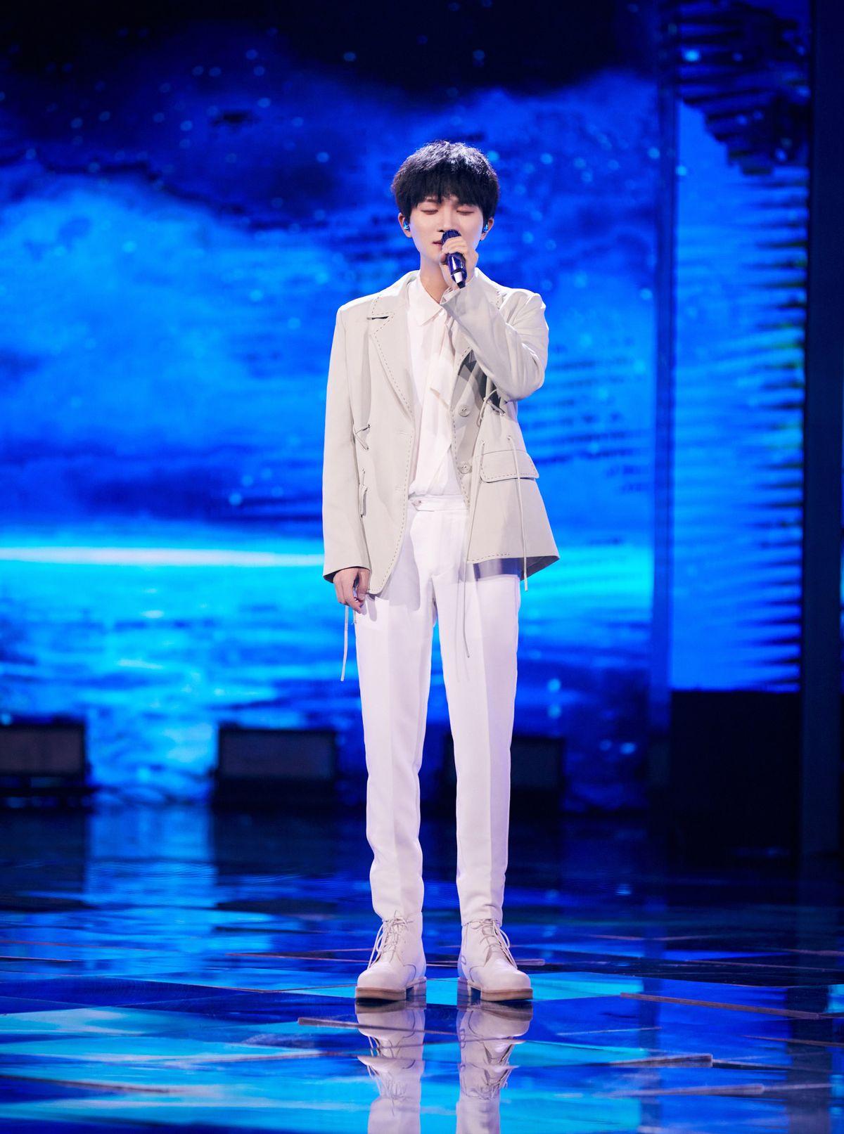 周深身高有多高，小个子不适合穿西装？看到周深的造型，你会改变看法