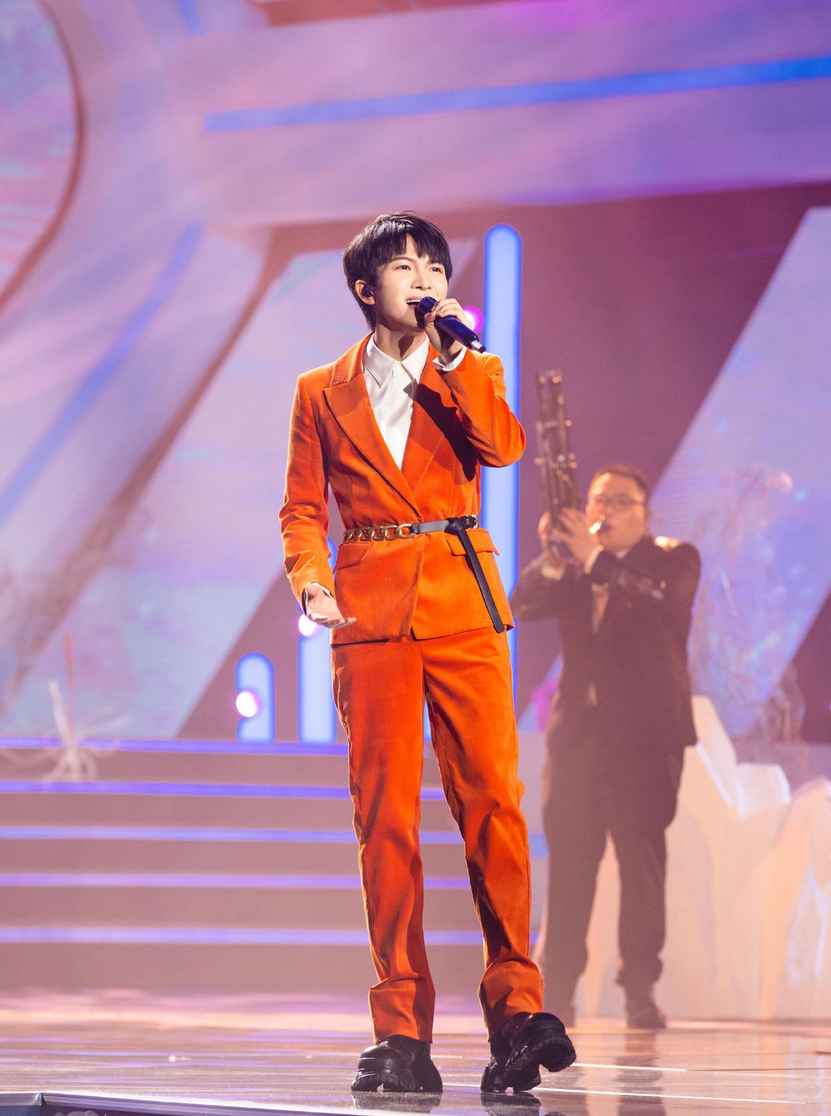 周深身高有多高，小个子不适合穿西装？看到周深的造型，你会改变看法