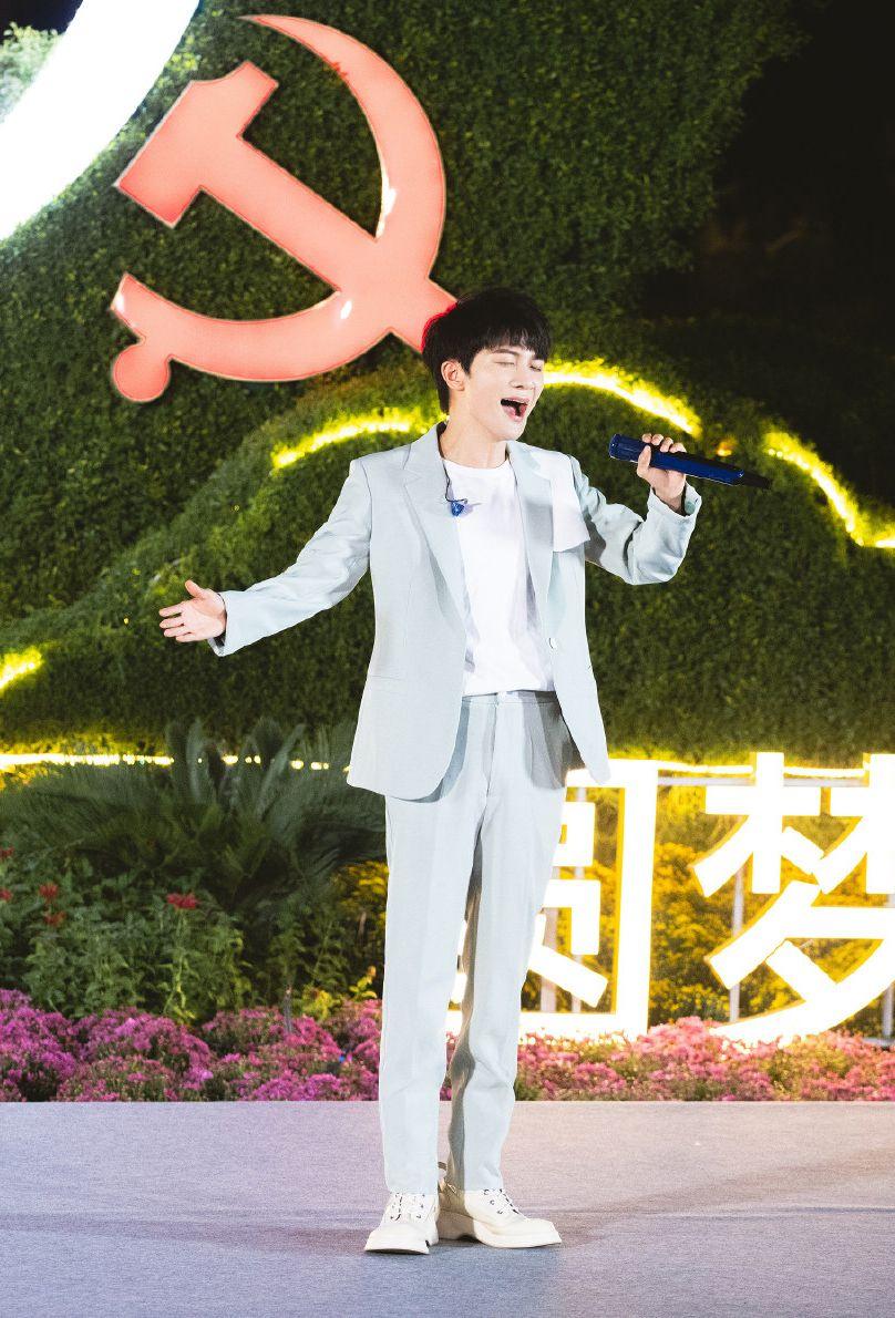 周深身高有多高，小个子不适合穿西装？看到周深的造型，你会改变看法