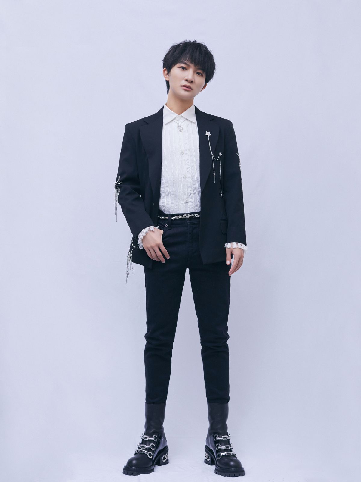 周深身高有多高，小个子不适合穿西装？看到周深的造型，你会改变看法