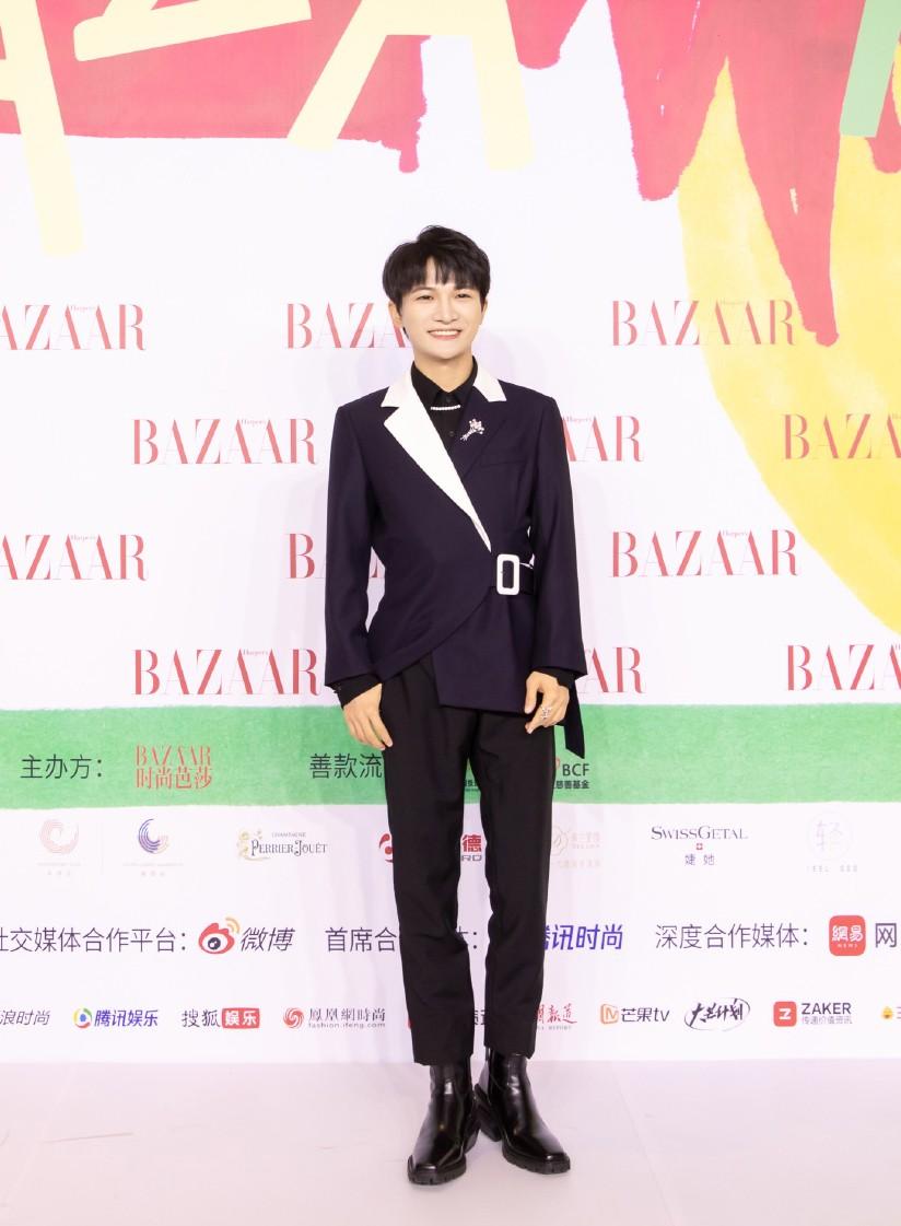 周深身高有多高，小个子不适合穿西装？看到周深的造型，你会改变看法