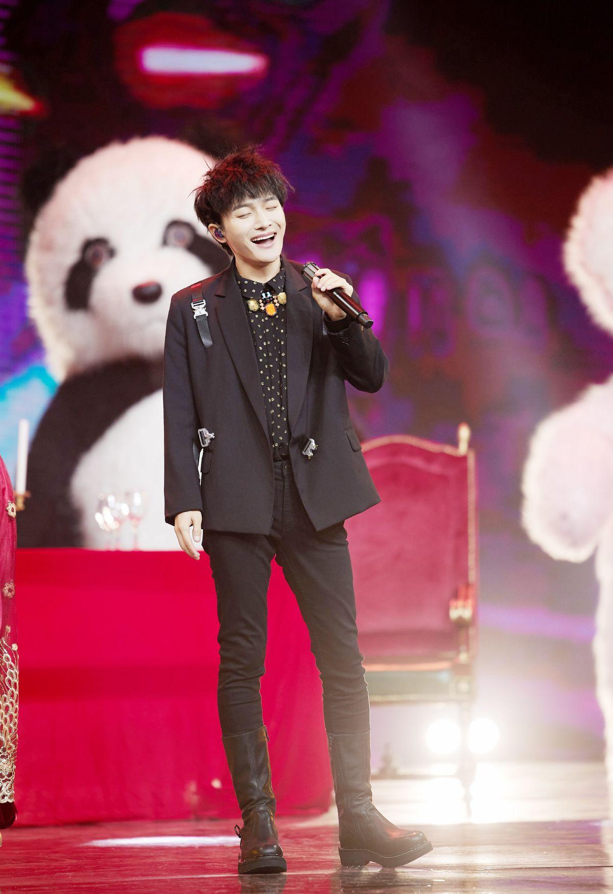 周深身高有多高，小个子不适合穿西装？看到周深的造型，你会改变看法