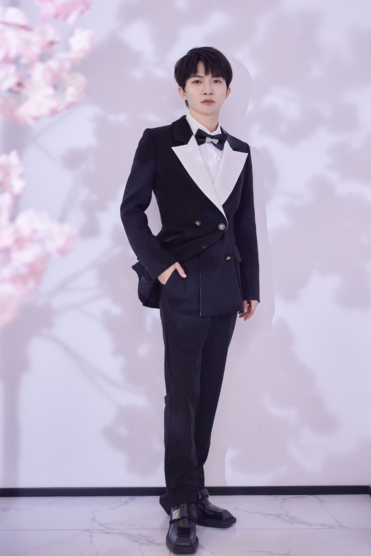 周深身高有多高，小个子不适合穿西装？看到周深的造型，你会改变看法