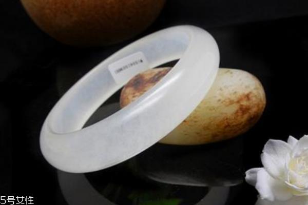 天山冰玉手镯价格 价格不断上涨