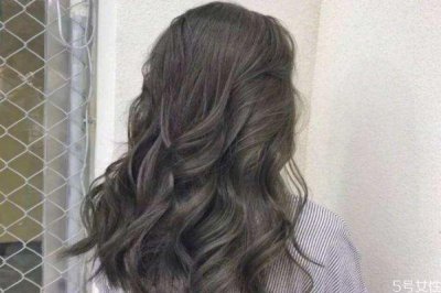 ​夏天适合烫头发吗 烫头发多久可以洗头