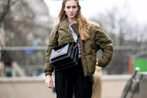 小个子怎么挑选羽绒服 版型颜色都很重要