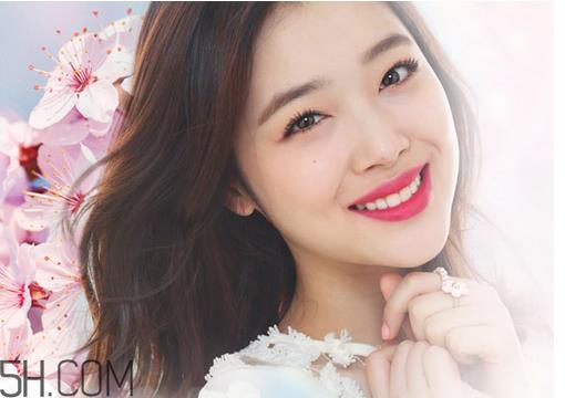 爱丽小屋和伊蒂小屋是一个牌子吗？爱丽小屋是什么档次？