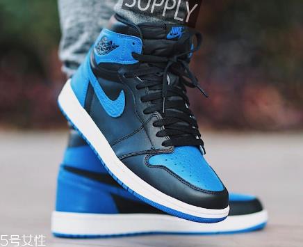 运动鞋要买刚合脚的吗？试穿要仔细