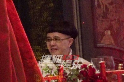 ​独家：刘纯燕和老公王宁会友！金龟子发型依旧不变