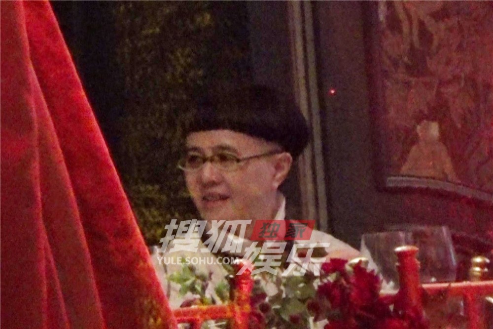 独家:刘纯燕和老公王宁会友!金龟子发型依旧不变