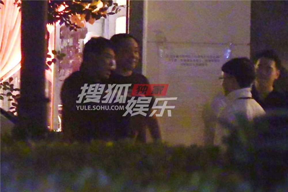 独家:刘纯燕和老公王宁会友!金龟子发型依旧不变