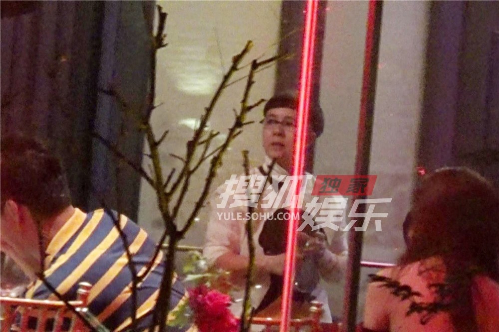 独家:刘纯燕和老公王宁会友!金龟子发型依旧不变