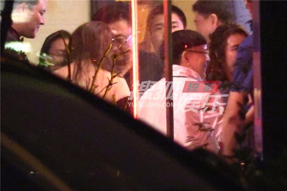 独家:刘纯燕和老公王宁会友!金龟子发型依旧不变