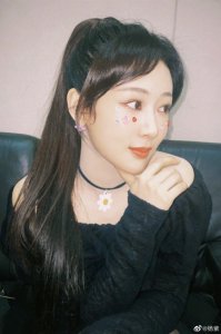 ​杨紫穿一字肩扎高马尾 嘟嘴拍照俏皮可爱