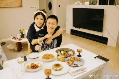 ​罗拉晒甜蜜合照为王能能庆生 为男友亲手做生日餐