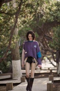 ​45岁李小冉再度翻红，瓜子脸在女星中最显小，小腿宛如竹竿般纤细