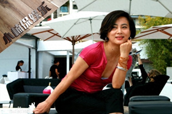 54岁李玲玉全家近照，二婚嫁富豪外国人，育有一个儿子